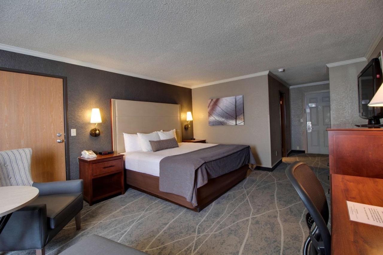 King Room at Best Western Harbour Pointe Lakefront