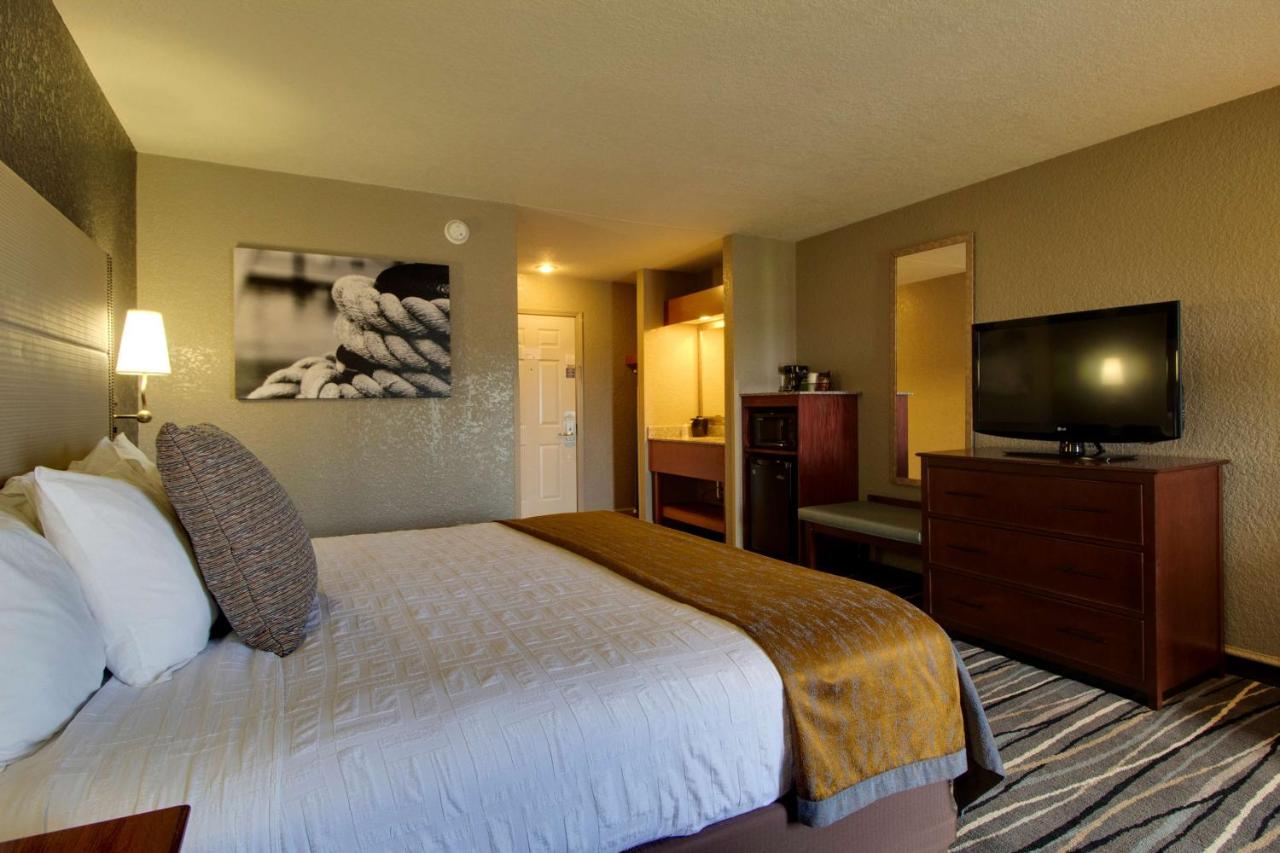 King Room with Balcony - Partial Lake View at Best Western Harbour Pointe Lakefront