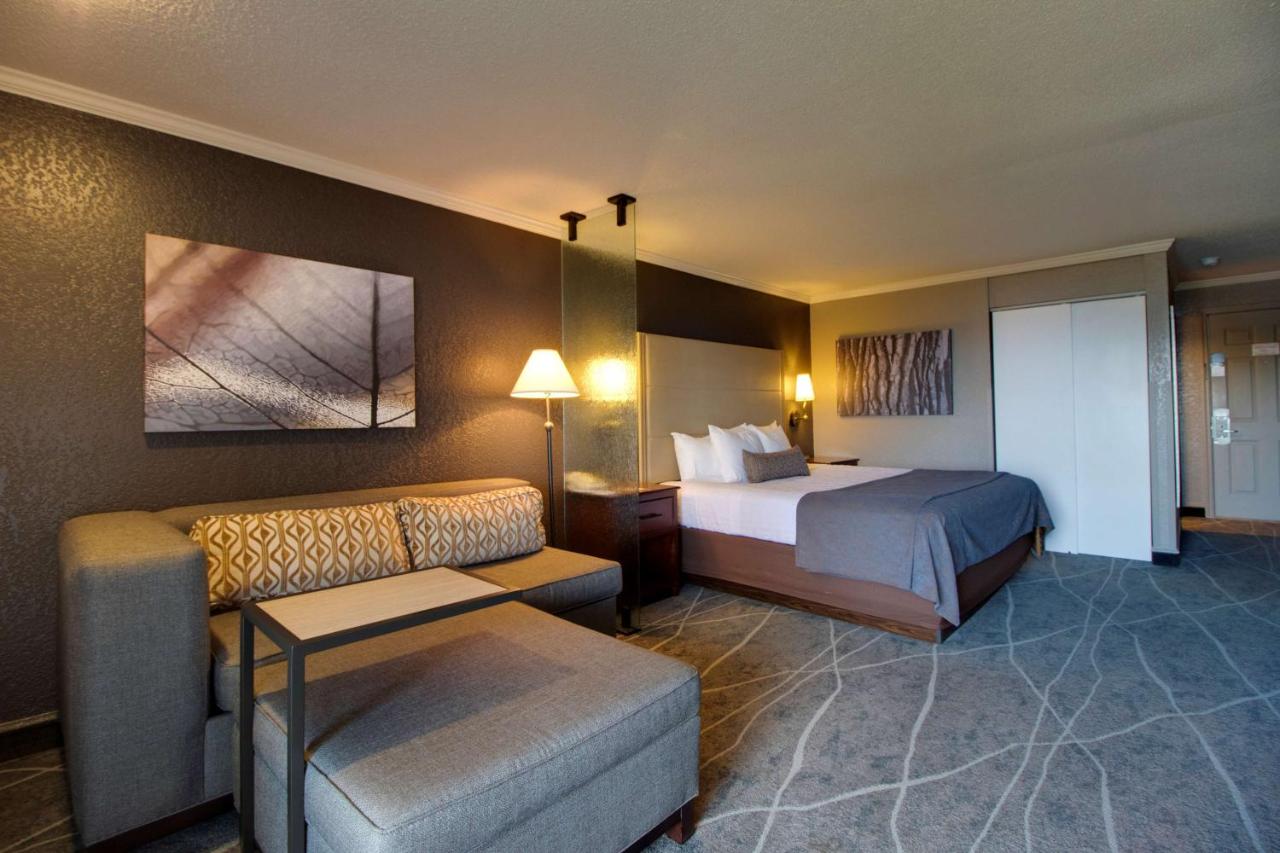 King Suite with Balcony - Lake View at Best Western Harbour Pointe Lakefront