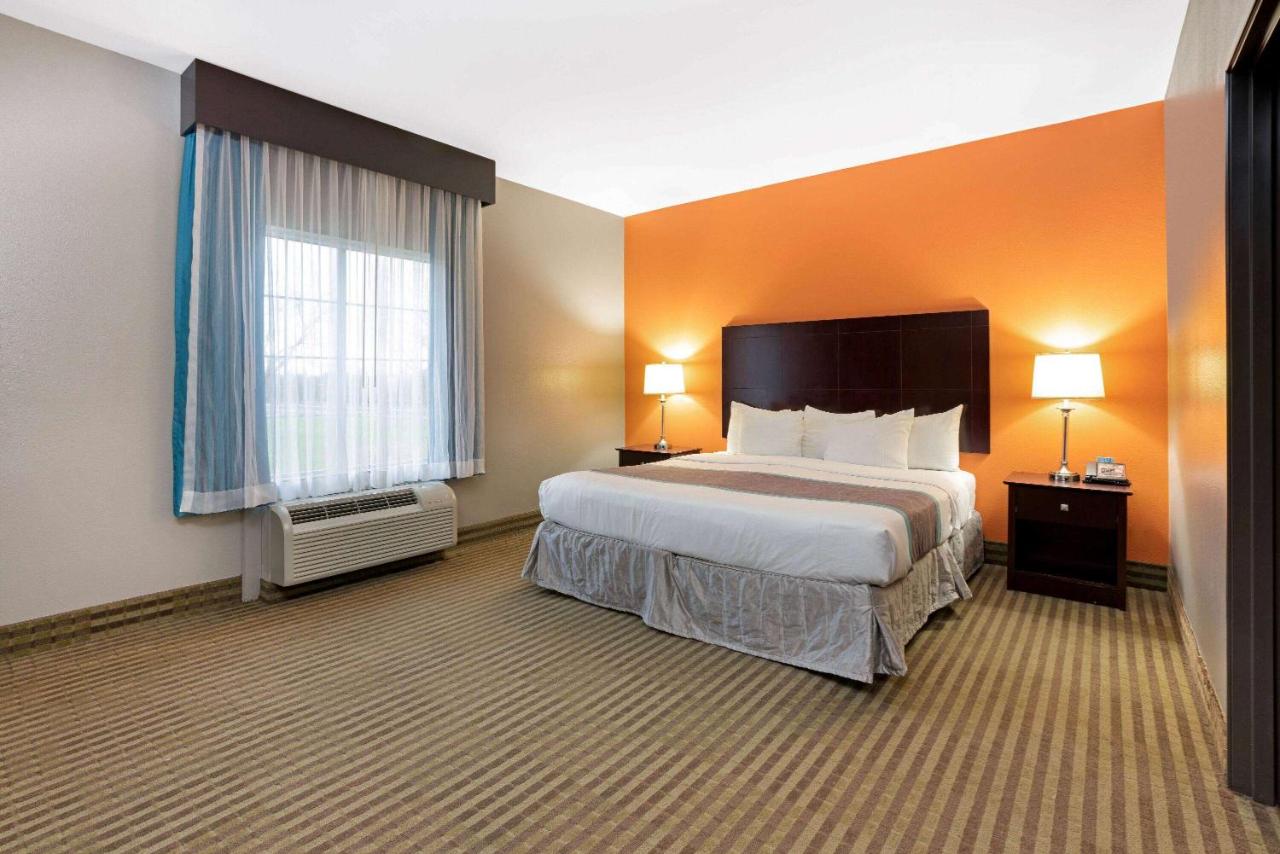 Deluxe King Suite at La Quinta Inn & Suites by Wyndham Houston Bush Intl Airpt E