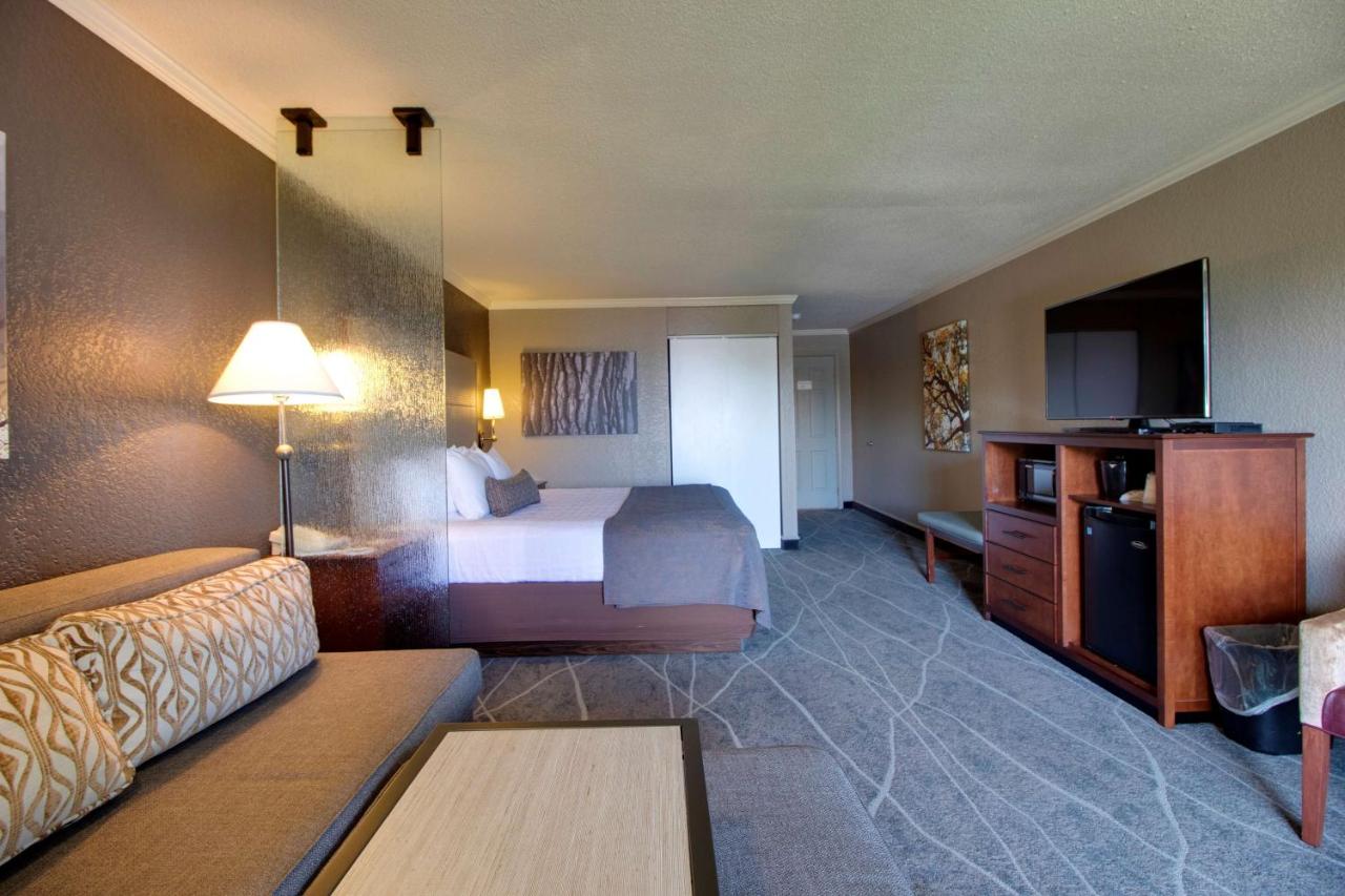 King Suite with Balcony - Lake View at Best Western Harbour Pointe Lakefront