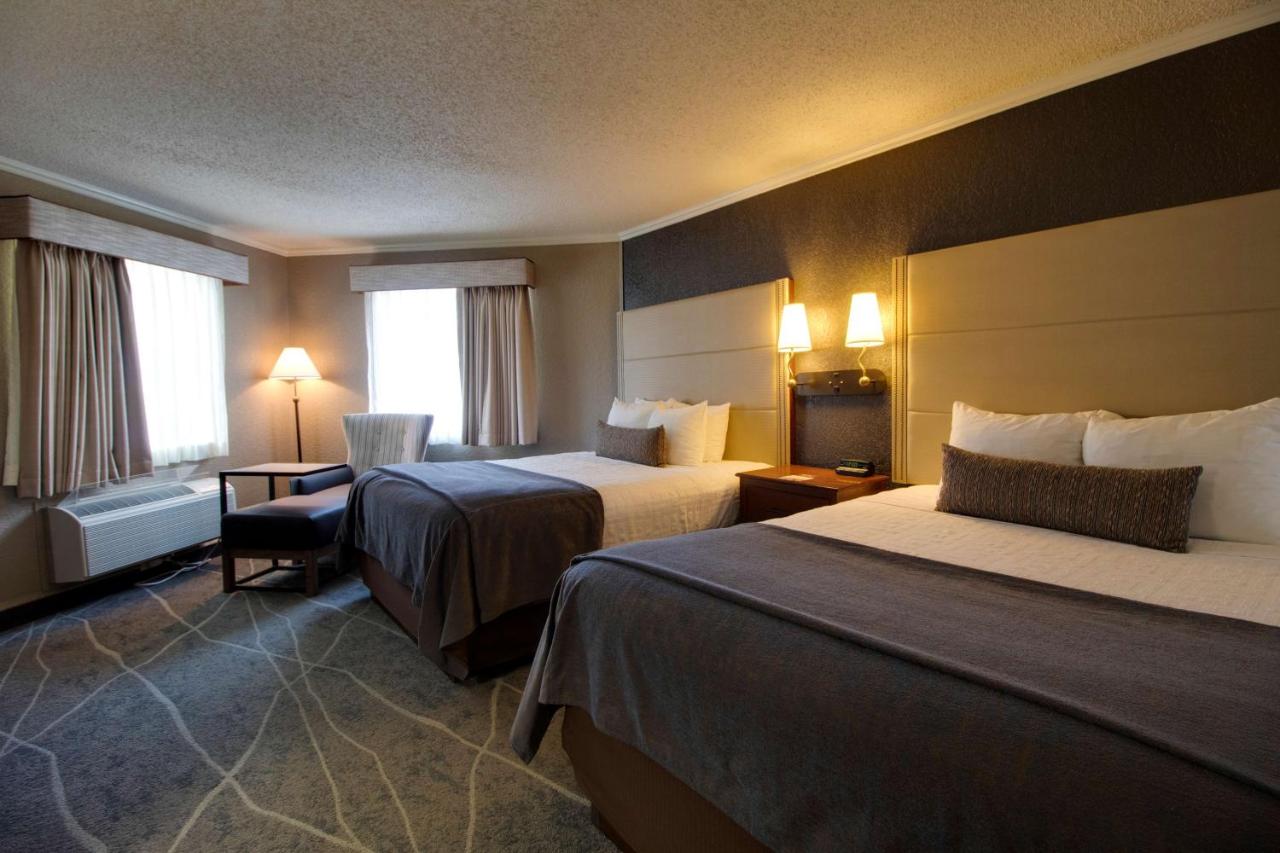 Two Queen Beds with Balcony - Partial Lake View at Best Western Harbour Pointe Lakefront