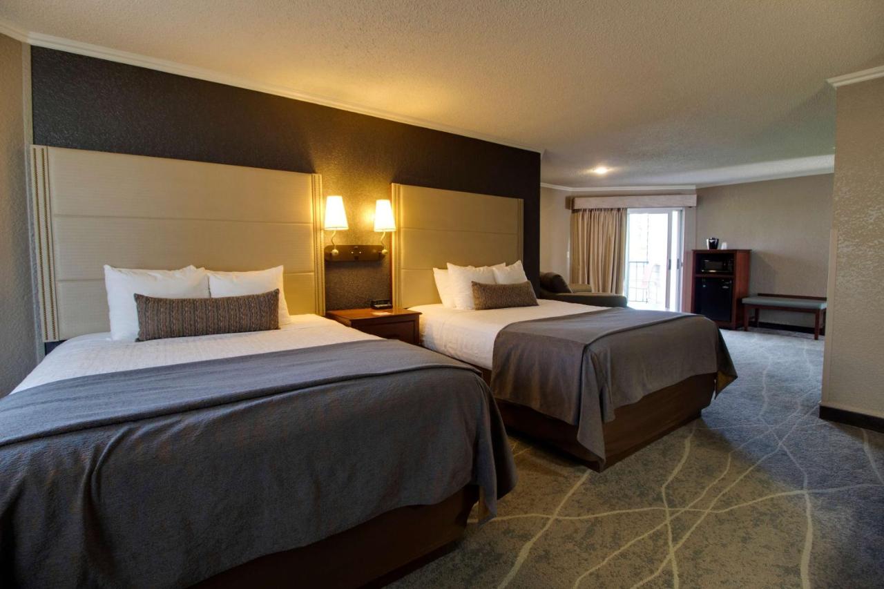 Two Queen Beds with Balcony - Partial Lake View at Best Western Harbour Pointe Lakefront