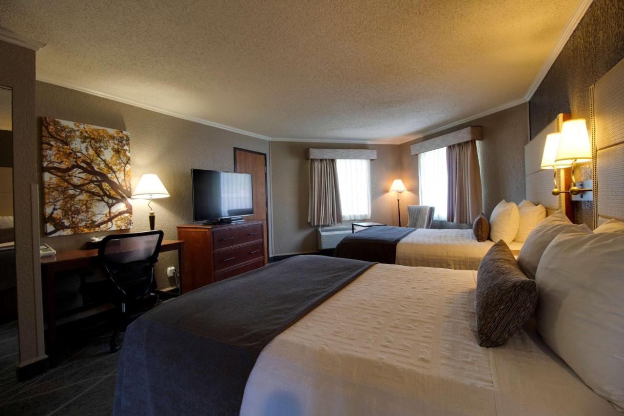 Queen Room with Two Queen Beds - Private Balcony at Best Western Harbour Pointe Lakefront