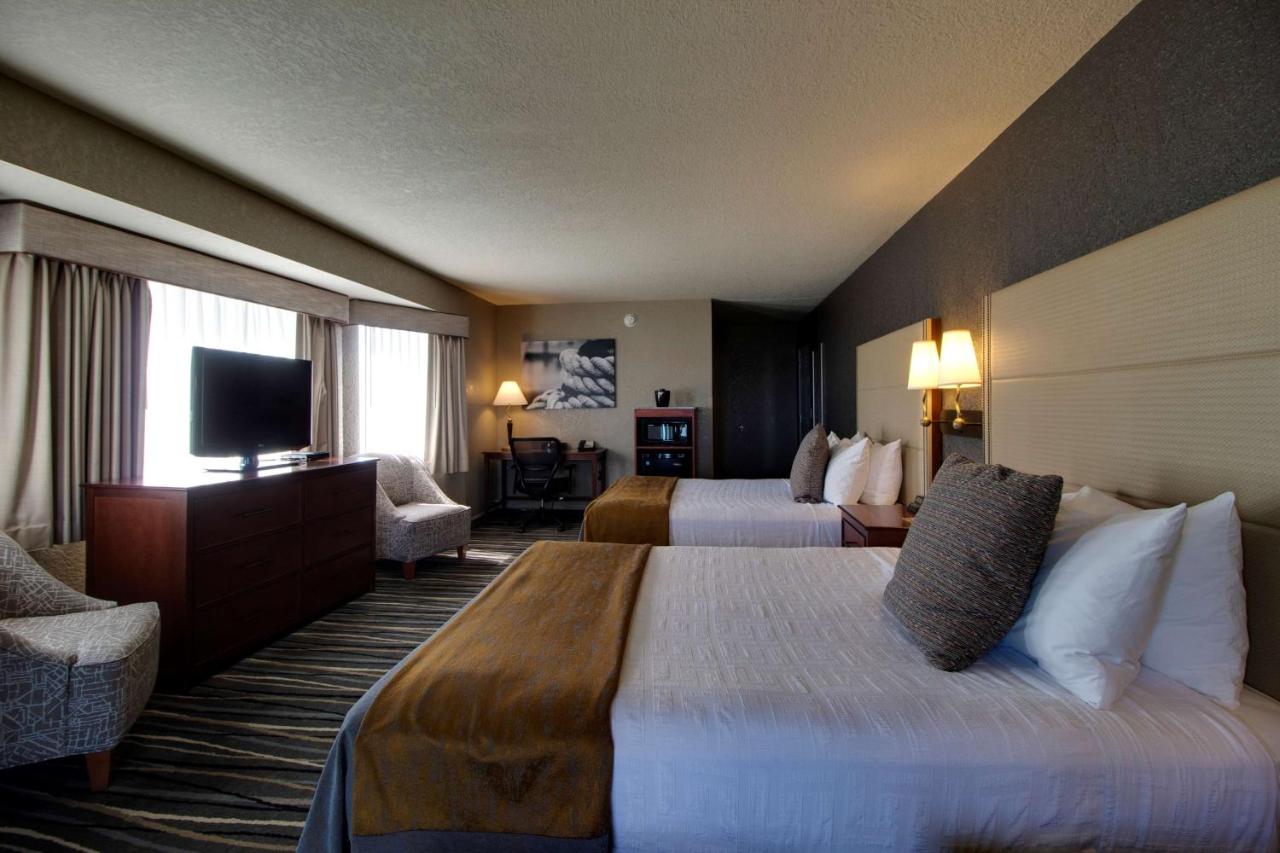 Two Queen Beds with Balcony - Lake View at Best Western Harbour Pointe Lakefront