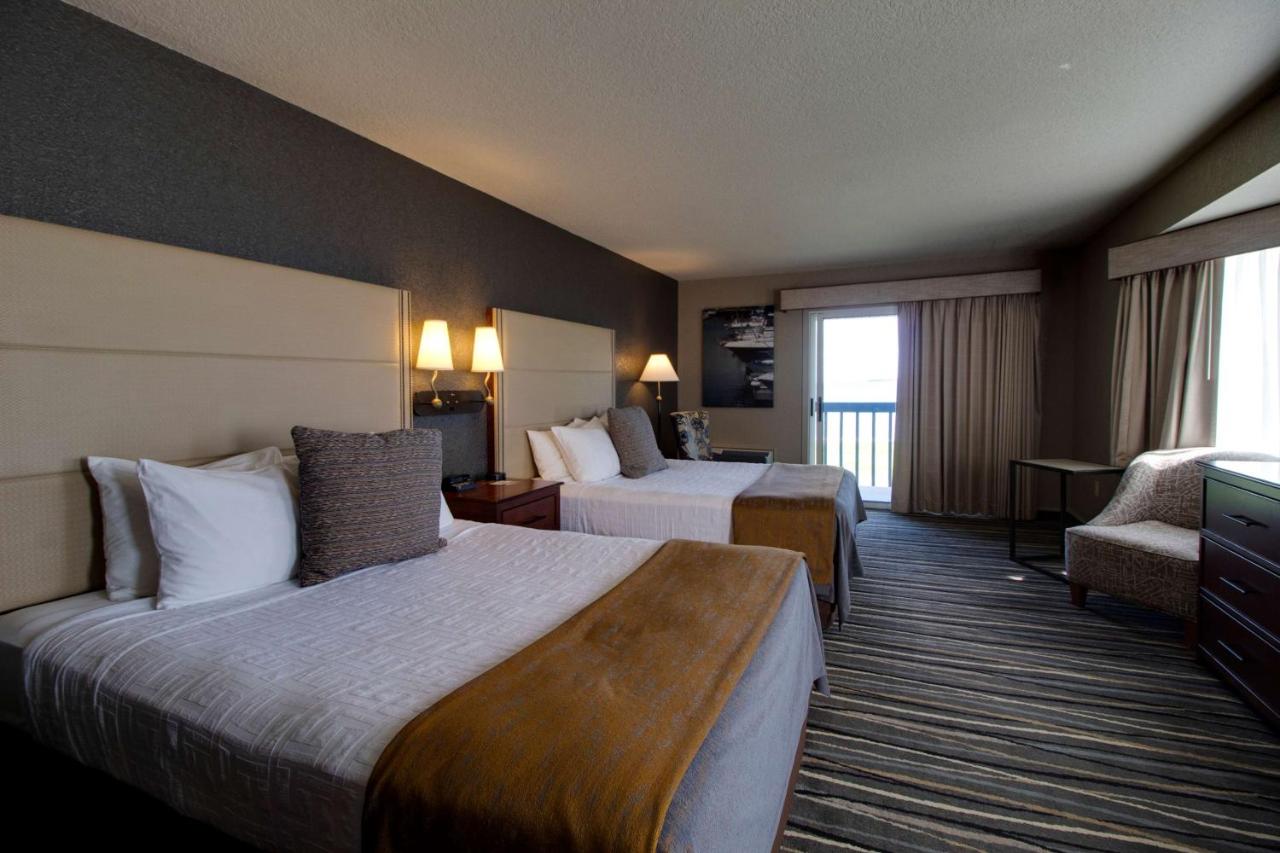 Two Queen Beds with Balcony - Lake View at Best Western Harbour Pointe Lakefront