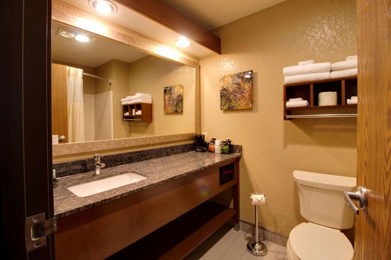 King Room at Best Western Harbour Pointe Lakefront
