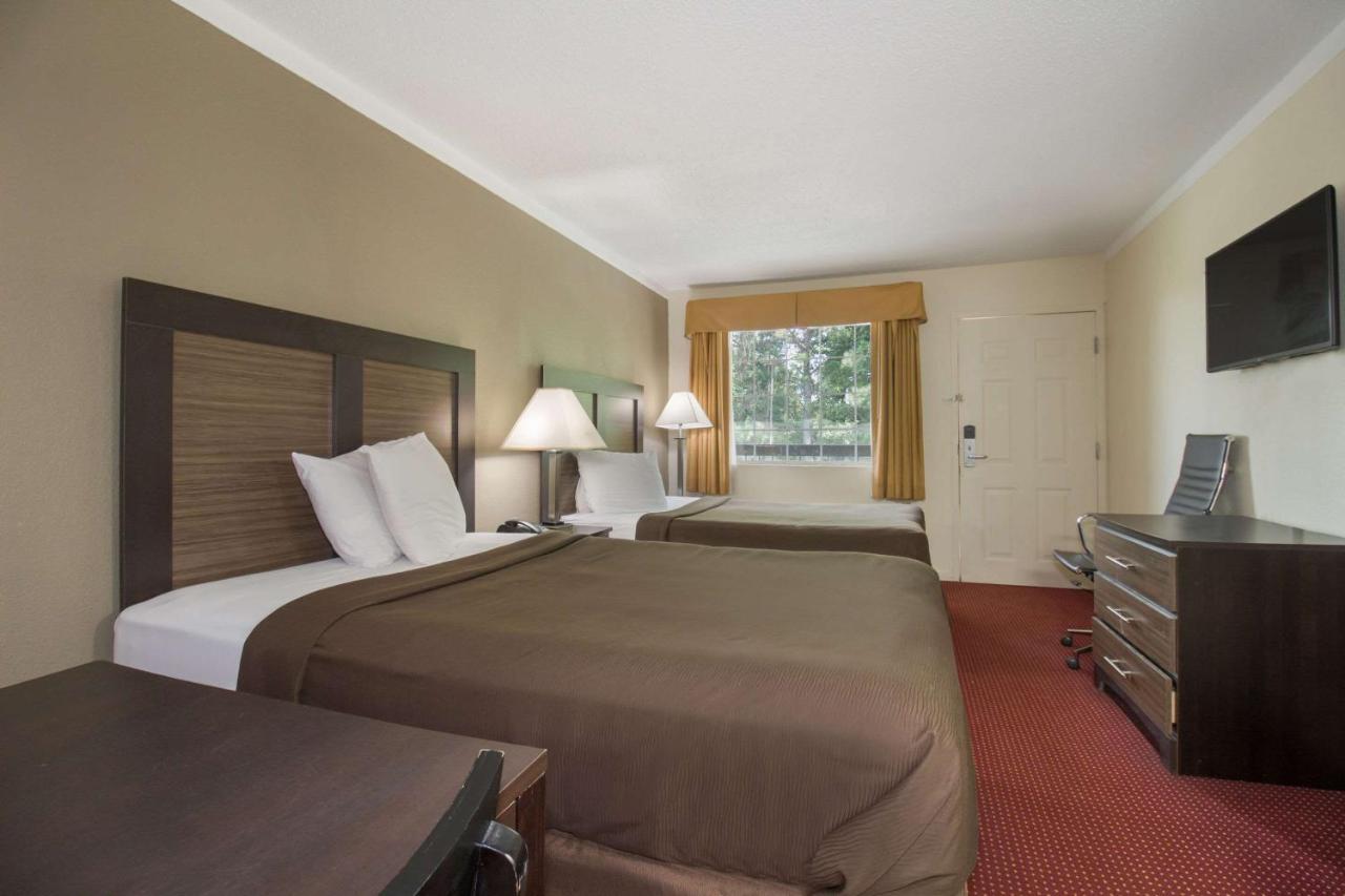 Double Room with Two Double Beds - Non-Smoking at Suburban Studios