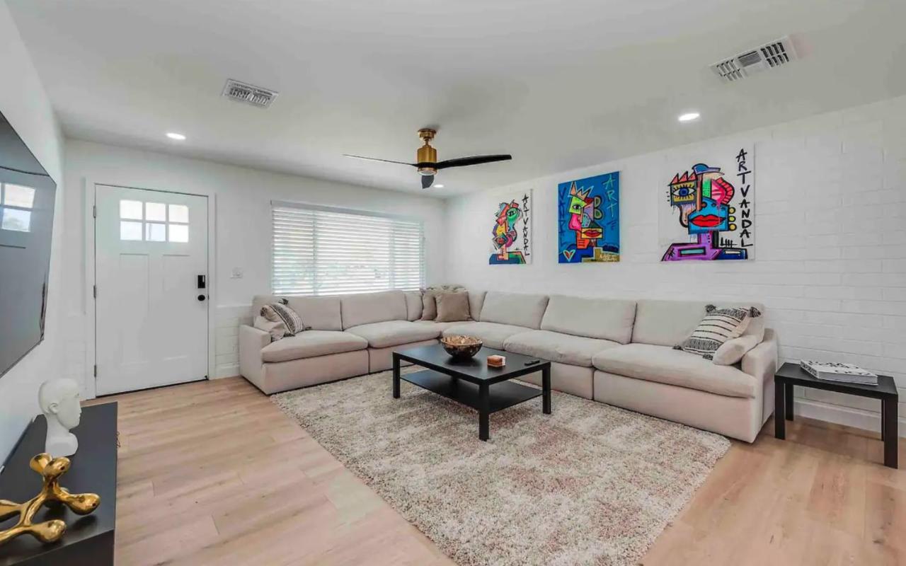  | Quiet Contemporary Deluxe Estate 4BD/3BA: Old Town Scottsdale