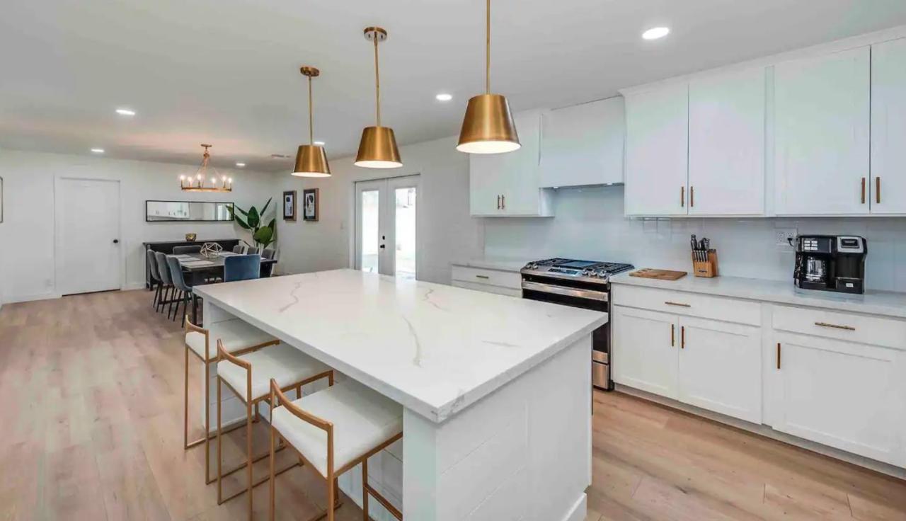  | Quiet Contemporary Deluxe Estate 4BD/3BA: Old Town Scottsdale
