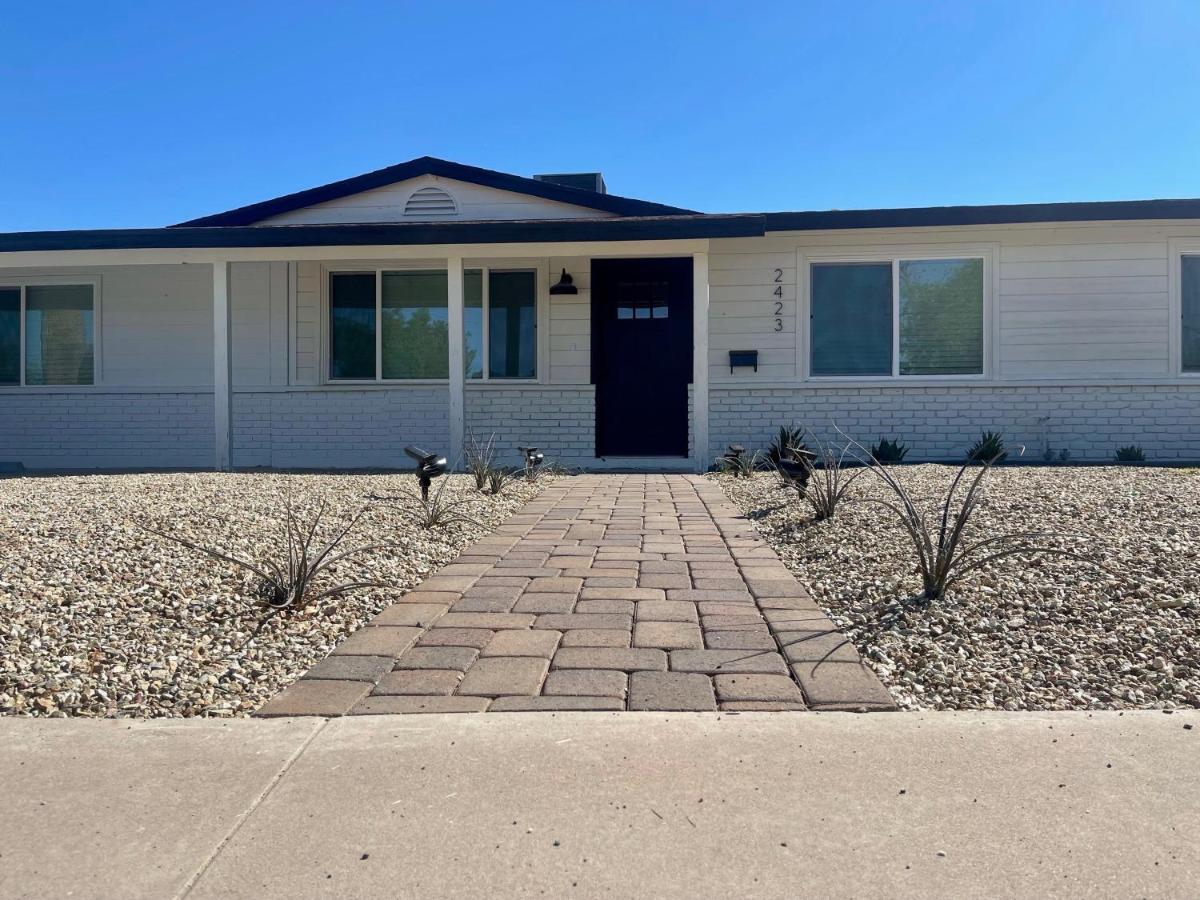  | Quiet Contemporary Deluxe Estate 4BD/3BA: Old Town Scottsdale