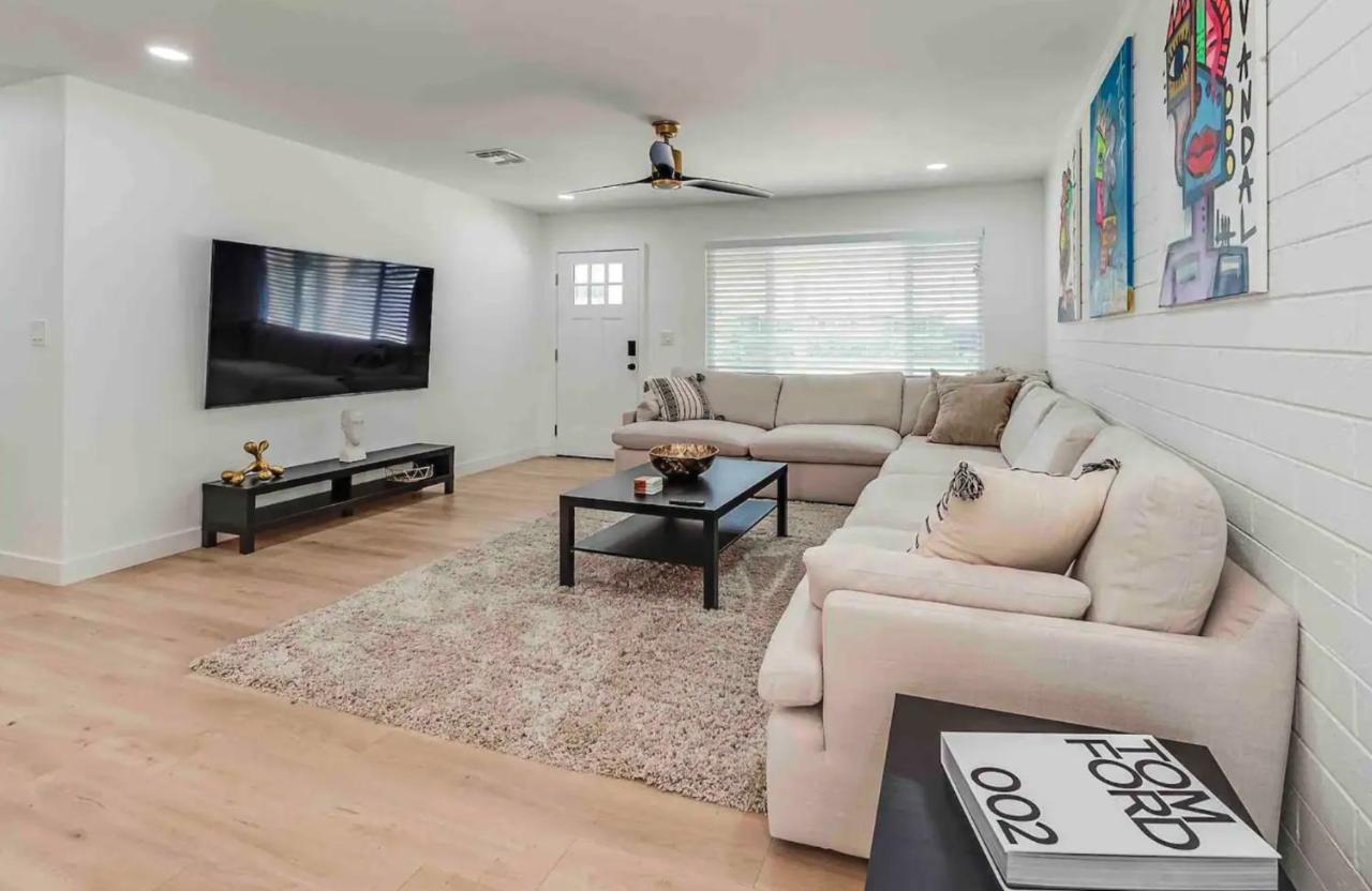  | Quiet Contemporary Deluxe Estate 4BD/3BA: Old Town Scottsdale