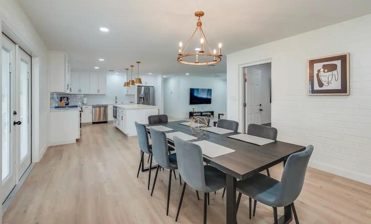  | Quiet Contemporary Deluxe Estate 4BD/3BA: Old Town Scottsdale