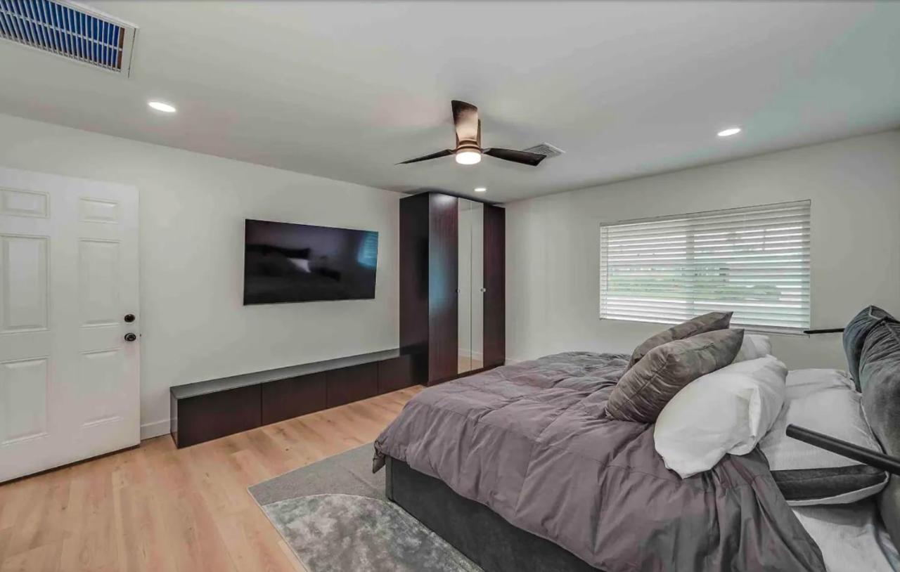  | Quiet Contemporary Deluxe Estate 4BD/3BA: Old Town Scottsdale