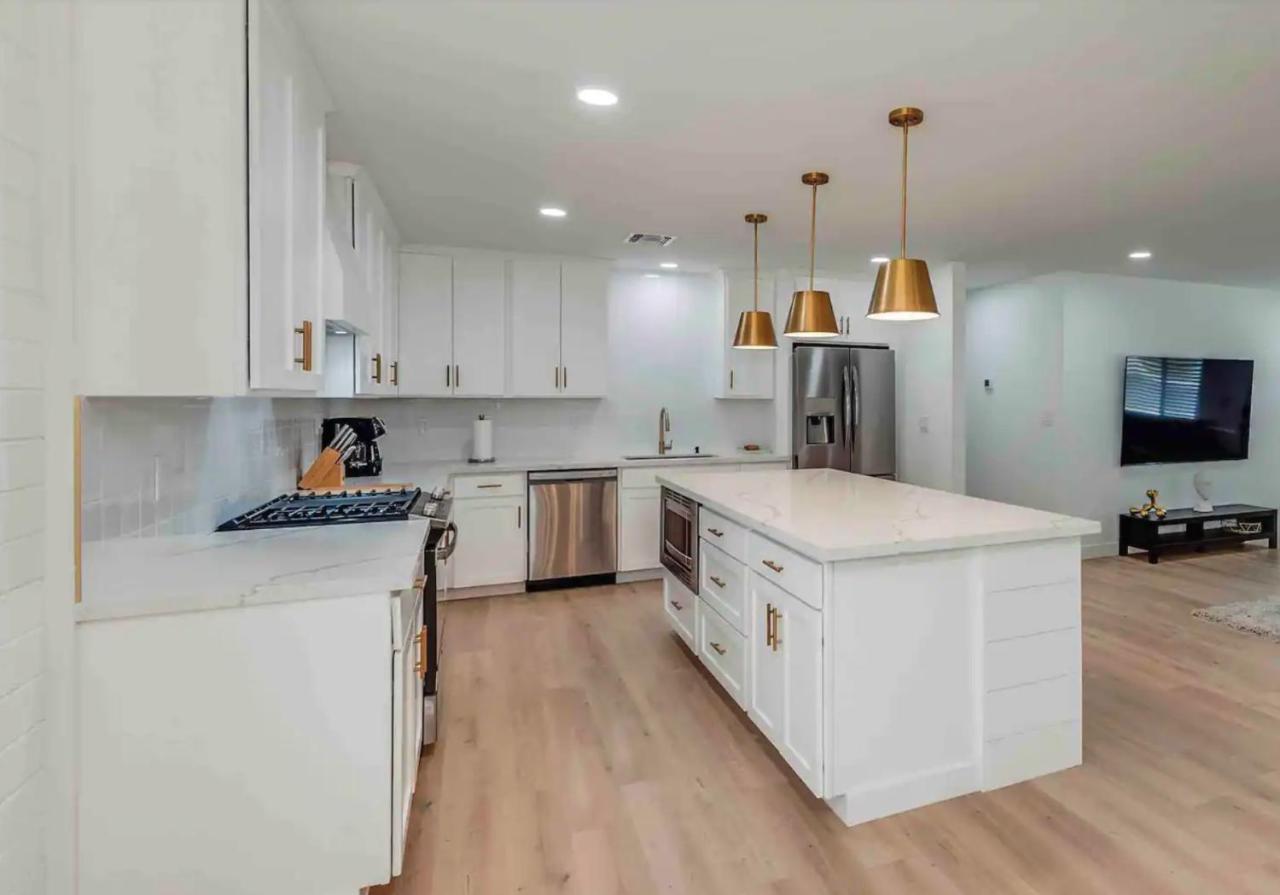  | Quiet Contemporary Deluxe Estate 4BD/3BA: Old Town Scottsdale