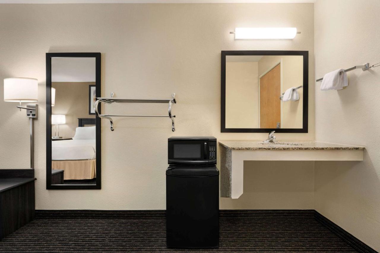 Queen Room - Mobility Access/Non-Smoking at Baymont by Wyndham Elko