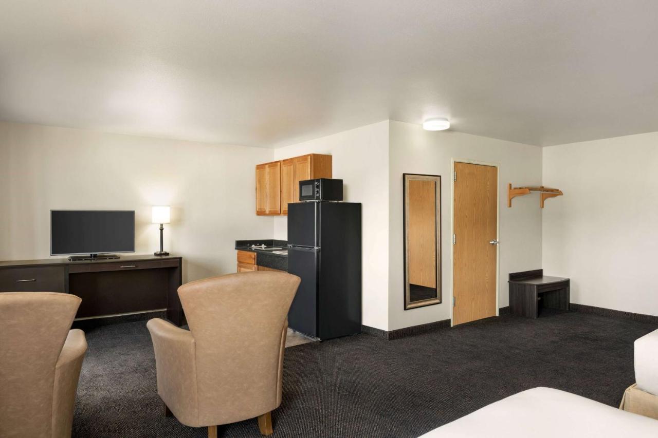 Deluxe Queen Room - Mobility Access/Non-Smoking at Baymont by Wyndham Elko