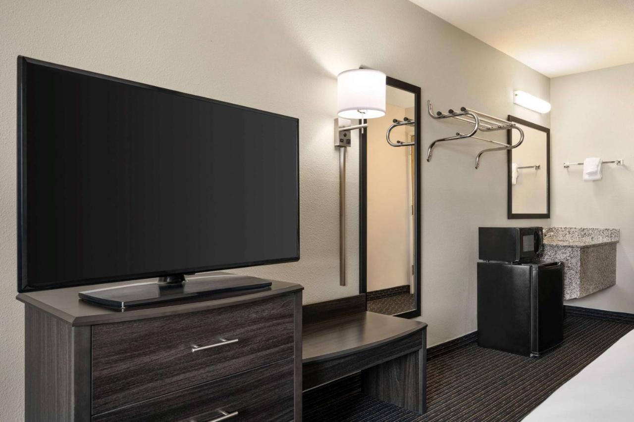 King Room - Non-Smoking at Baymont by Wyndham Elko