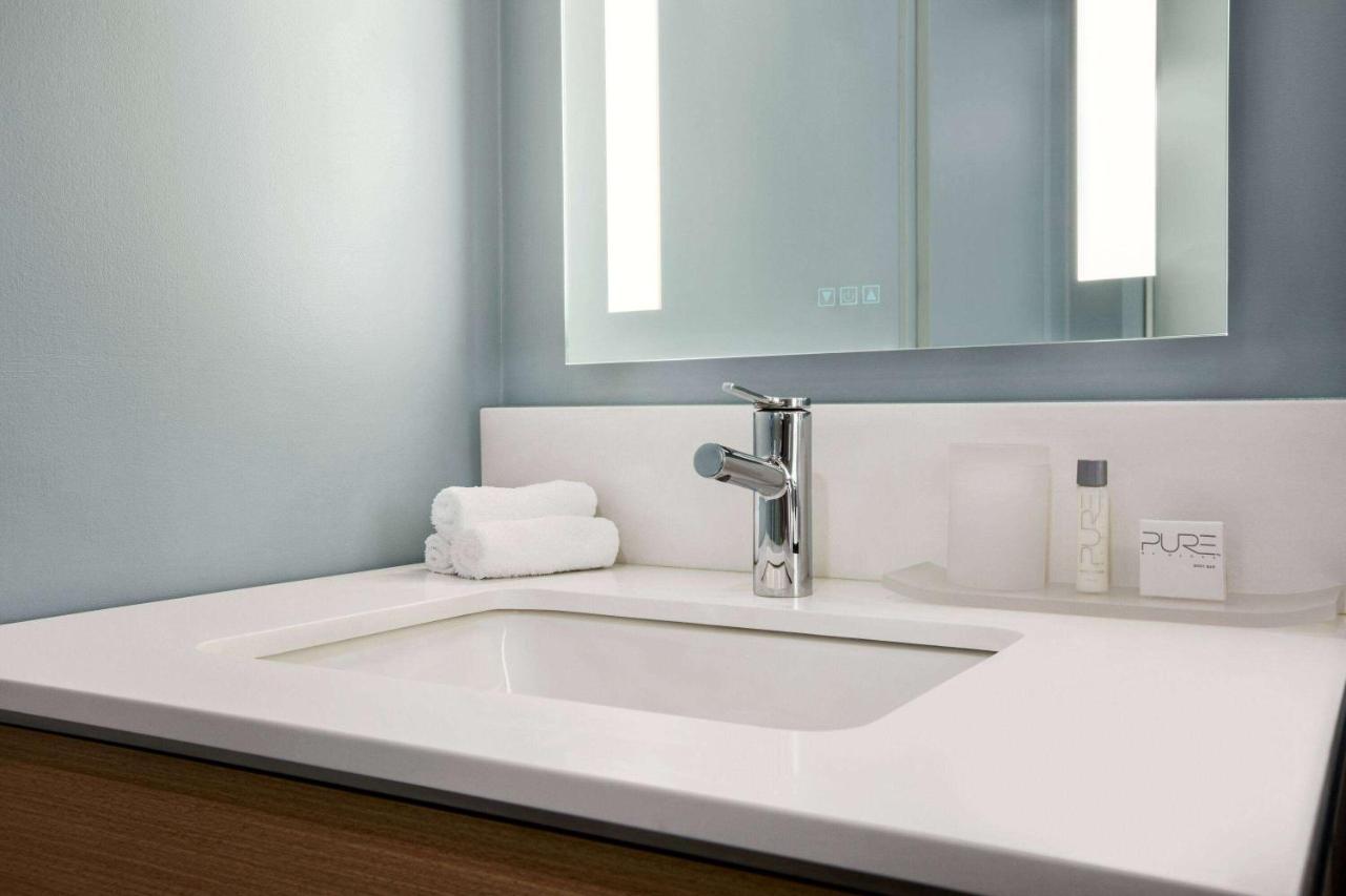 Deluxe Queen Room with Roll-in Shower - Mobility and Hearing Impaired Access/Non-Smoking at Wingate by Wyndham Bronx/Haven Park