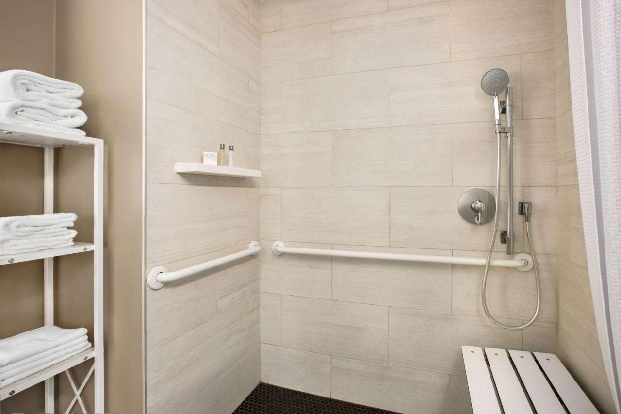 Deluxe Queen Room with Roll-in Shower - Mobility and Hearing Impaired Access/Non-Smoking at Wingate by Wyndham Bronx/Haven Park