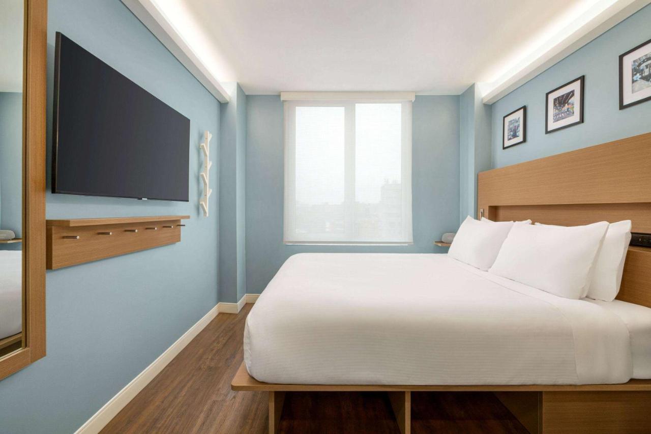 Deluxe King Room - Non-Smoking at Wingate by Wyndham Bronx/Haven Park
