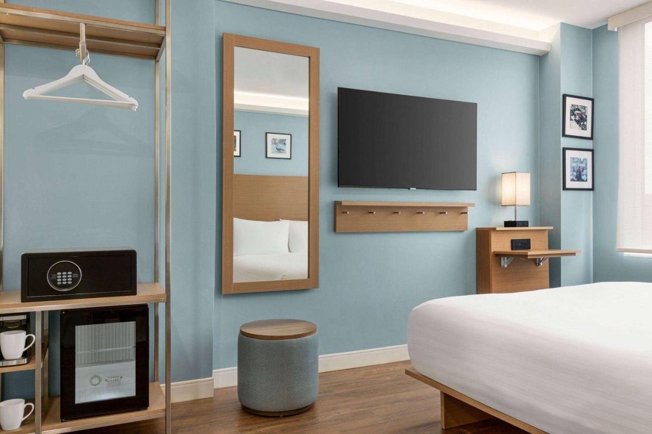 Deluxe Queen Room with Roll-in Shower - Mobility and Hearing Impaired Access/Non-Smoking at Wingate by Wyndham Bronx/Haven Park