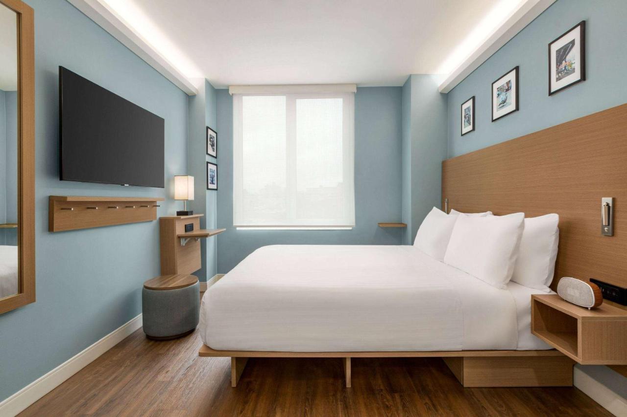 Deluxe Queen Room with Roll-in Shower - Mobility and Hearing Impaired Access/Non-Smoking at Wingate by Wyndham Bronx/Haven Park