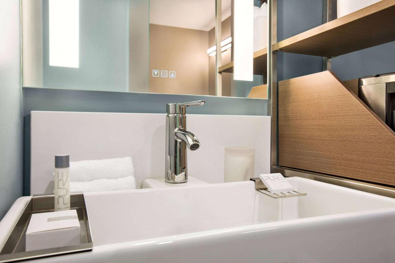 Deluxe King Room - Non-Smoking at Wingate by Wyndham Bronx/Haven Park