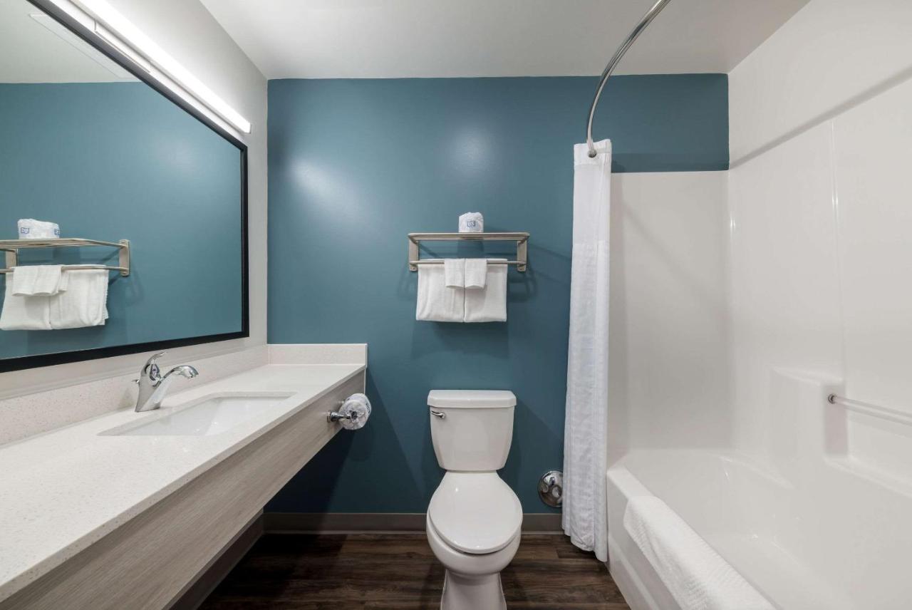 Queen Suite with Bathtub/Non Smoking at WoodSpring Suites Greensboro - High Point North