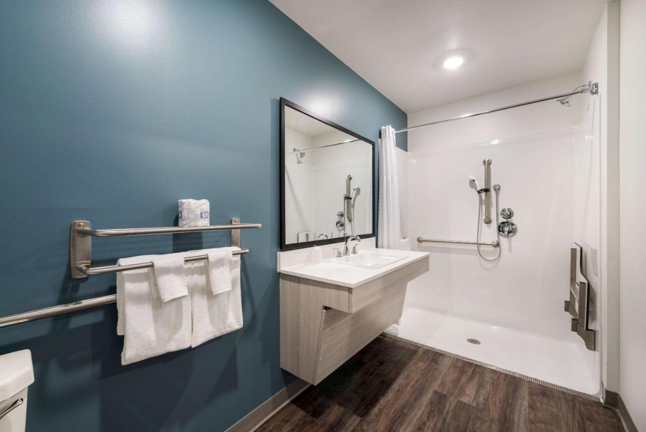 Queen Suite with Roll-In Shower - Disability Access/Non Smoking at WoodSpring Suites Greensboro - High Point North