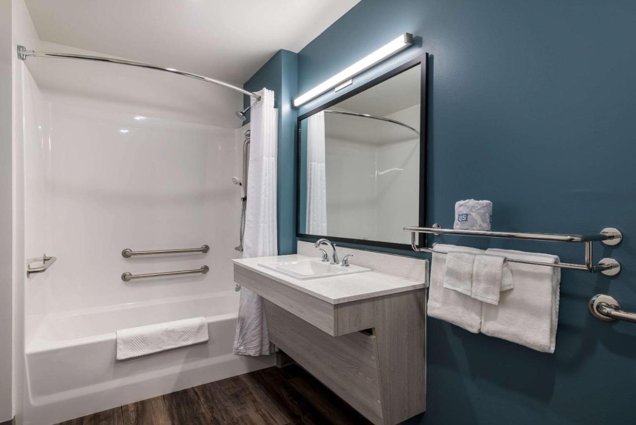 Queen Suite with Tub - Disability Access/Non Smoking at WoodSpring Suites Greensboro - High Point North