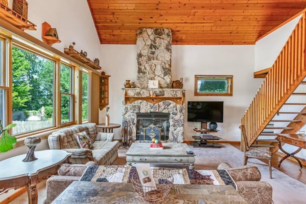 | Quaint Riverfront Barn