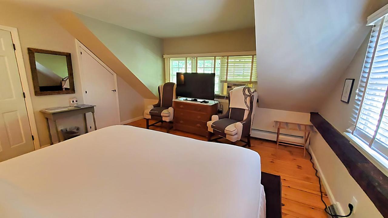 | Four Columns Inn