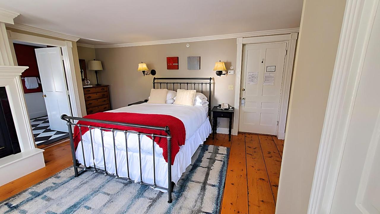 | Four Columns Inn