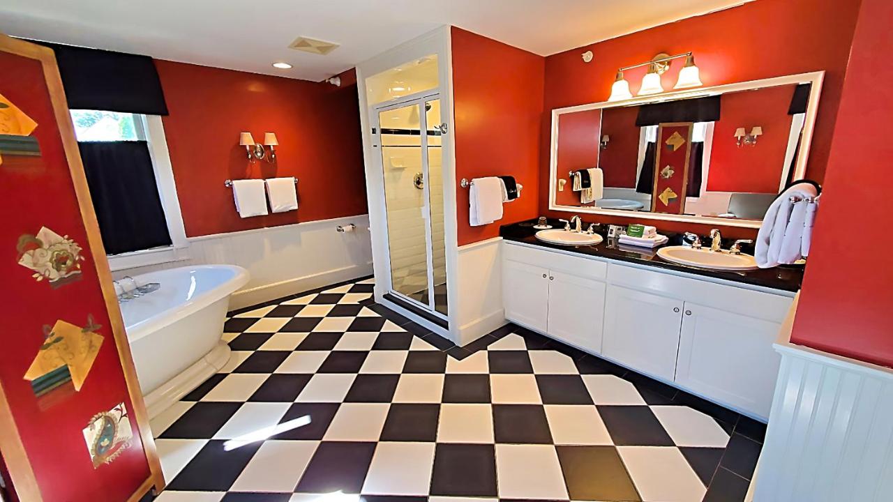 | Four Columns Inn
