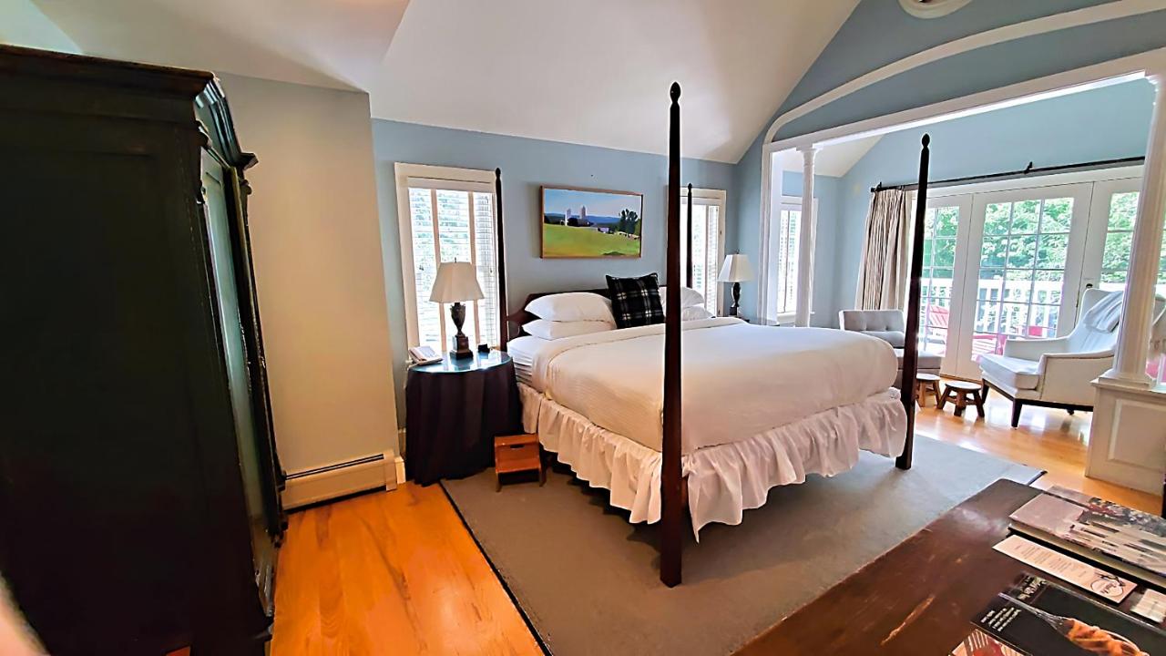 | Four Columns Inn
