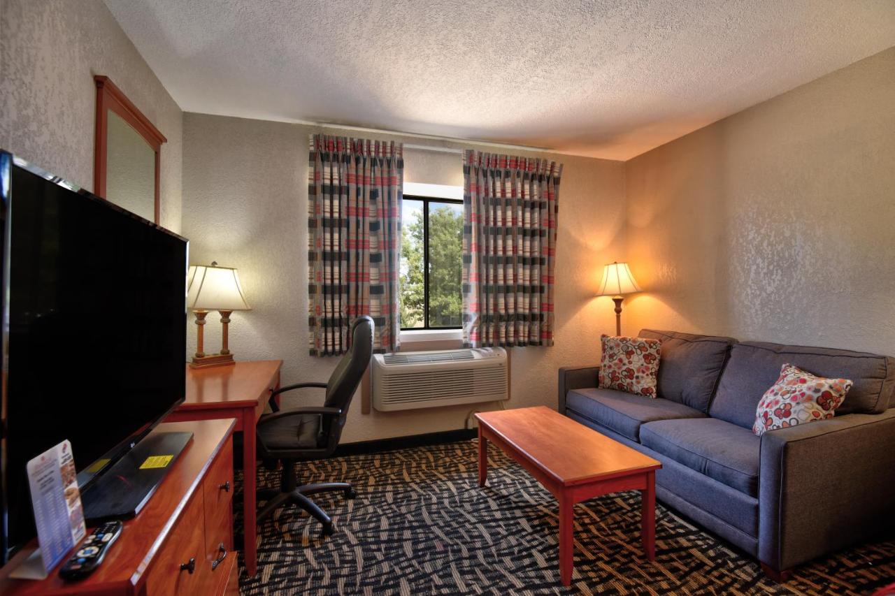 Deluxe King Room - Non-Smoking at Ramada by Wyndham Oklahoma City Airport North