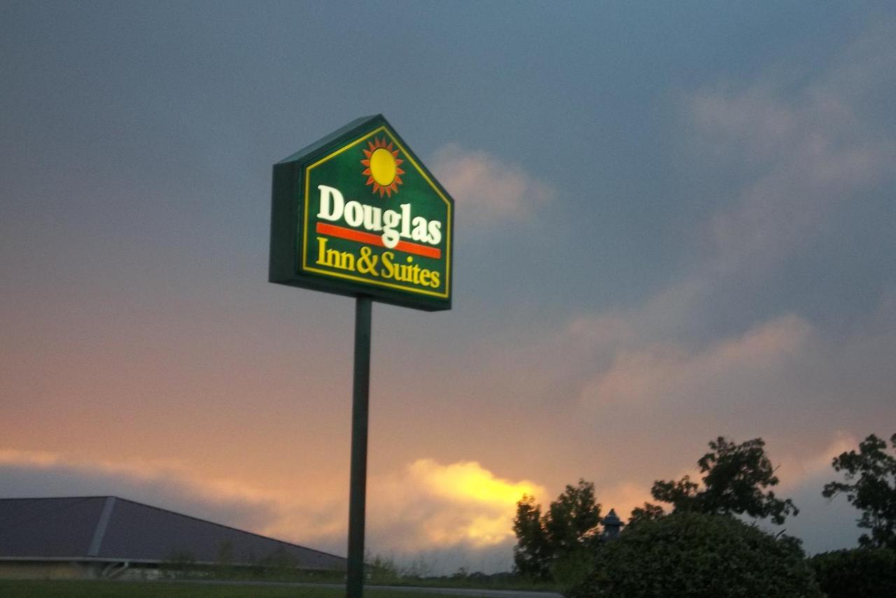 | Douglas Inn & Suites, Blue Ridge, GA