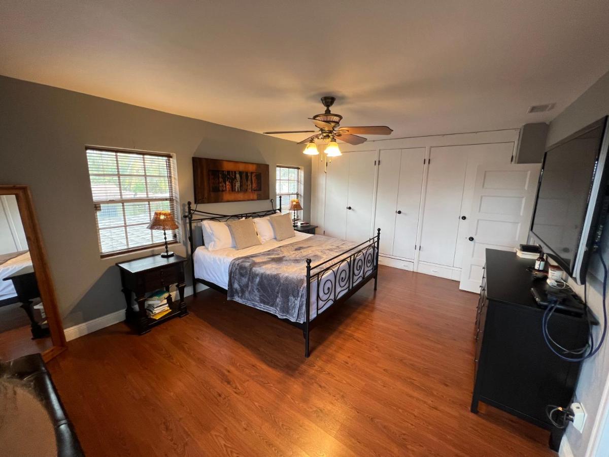 | The Mansion on the River rents 1 week minimum