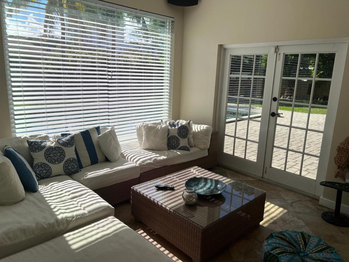 | The Mansion on the River rents 1 week minimum