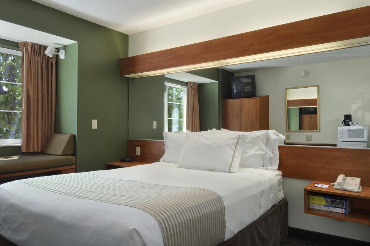 Queen Room - Disability Access/Non-Smoking at Microtel Inn & Suites by Wyndham Inver Grove Heights/Minneap