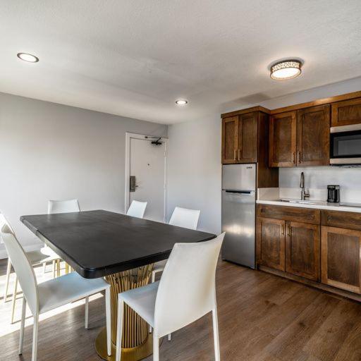 Presidential Suite at Homestay Suites - Studios & Spas
