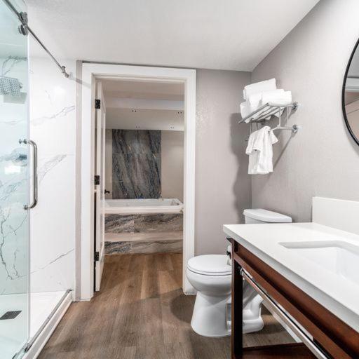 Suite with Hot Tub at Homestay Suites - Studios & Spas