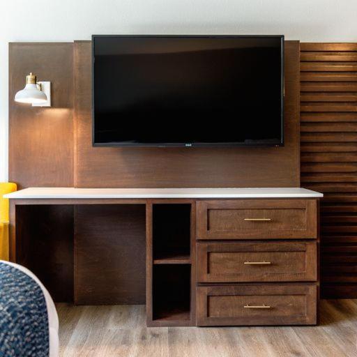 Deluxe Queen Studio at Homestay Suites - Studios & Spas