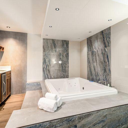 Suite with Hot Tub at Homestay Suites - Studios & Spas
