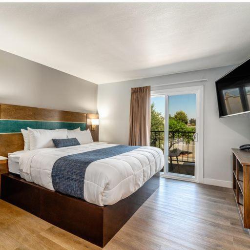 Suite with Hot Tub at Homestay Suites - Studios & Spas