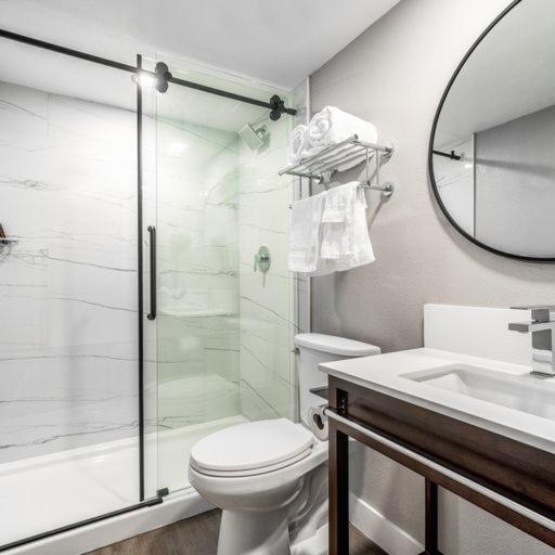 Deluxe Queen Studio at Homestay Suites - Studios & Spas