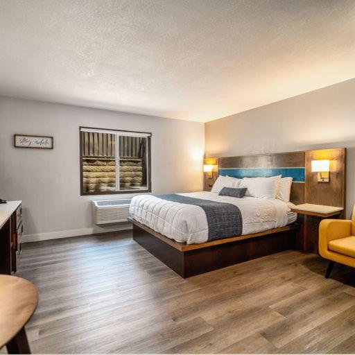 Deluxe Queen Studio at Homestay Suites - Studios & Spas
