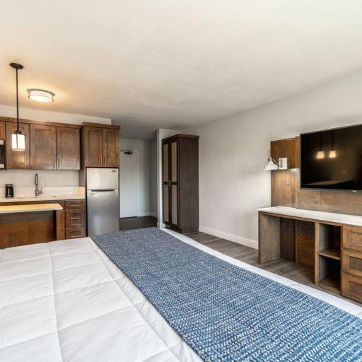 Deluxe Queen Studio at Homestay Suites - Studios & Spas