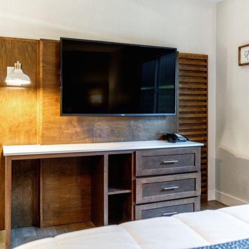 Deluxe Queen Studio at Homestay Suites - Studios & Spas